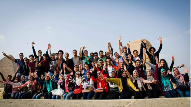 تنظيم رحلة علمية لطلاب الفرقة الأولي لمنطقة الأهرامات